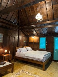 DemanganにあるOmahe Jogjaの木製の壁の部屋にあるベッドのある寝室