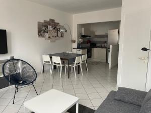 Una sala de estar y una cocina con mesa y sillas. en City Break en centre-ville, proche commodités et sites naturels - FR-1-585-77, en Bar-le-Duc