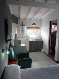 ein Wohnzimmer mit einem grünen Sofa und einem Fenster in der Unterkunft Nogales del Rincon in El Rincón + 17 Fotos