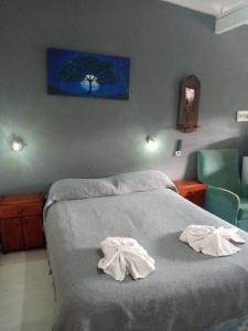 ein Schlafzimmer mit einem Bett mit zwei Handtüchern darauf in der Unterkunft Nogales del Rincon in El Rincón