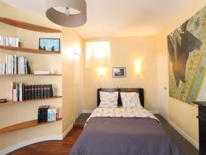 une chambre avec un lit et une étagère dans l'établissement Charmant Appartement Central à Angers - Tout Inclus, Wifi, Proche Gare et Patrimoine - FR-1-622-6, à Angers
