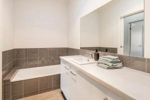 biała łazienka z umywalką i lustrem w obiekcie Golden Retreat - Couples Getaway Business stay w mieście Golden Square +22 zdjęcia