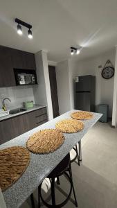 イキケにあるDepartamento nuevo con hermosa vista a playa bravaのキッチン(クッキー付きのテーブル付)