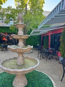 a fountain in a courtyard with tables and chairs at Hotel Gurnee in Gurnee