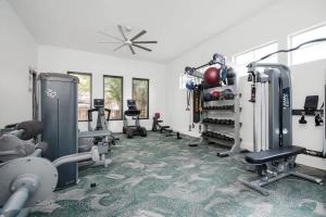 Pusat kecergasan dan/atau kemudahan kecergasan di Boulevard Stays Tranquil 1BR King Suite Pool Parking Gym 04