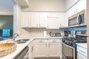 Dapur atau dapur kecil di Boulevard Stays Tranquil 1BR King Suite Pool Parking Gym 04