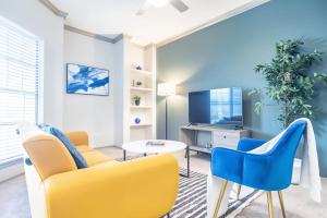 Televisyen dan/atau pusat hiburan di Boulevard Stays Relaxing King Suite 1BR with Pool Gym & Parking