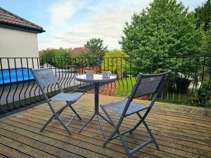 Dos sillas y una mesa en una terraza. en A Stylish & Cosy Home from Home!, en Middlesbrough