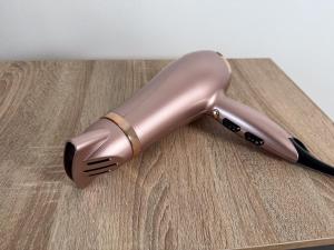 Un cepillo de pelo sobre una mesa de madera en A Stylish & Cosy Home from Home!, en Middlesbrough