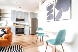 Kuchyň nebo kuchyňský kout v ubytování Boulevard Stays Stylish 1BR Stay Includes Pool Gym & Free Parking + 10 fotografií