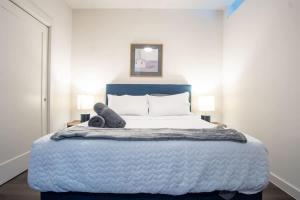 达拉斯Boulevard Stays Comfortable 1BR Suite w Pool Parking Gym 05的卧室里有一张带蓝色床头板的大床 更多11张照片