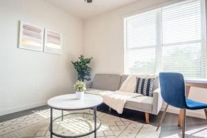 达拉斯Boulevard Stays Comfortable 1BR Suite w Pool Parking Gym 05的带沙发、桌子和椅子的客厅