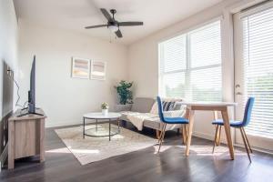 达拉斯Boulevard Stays Comfortable 1BR Suite w Pool Parking Gym 05的带桌椅和沙发的客厅