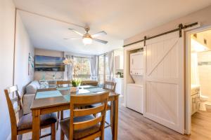 カハナにあるNEW-Maui is Calling - Ocean View Modern Chic West Maui Retreatのテーブルと椅子、そして納屋の引き戸のあるダイニングルーム