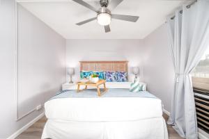 カハナにあるNEW-Maui is Calling - Ocean View Modern Chic West Maui Retreatの白いベッドルーム(ベッド1台、天井ファン付) +21枚の写真