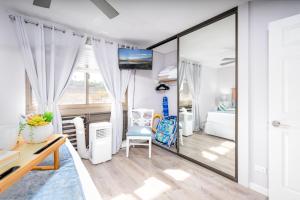 カハナにあるNEW-Maui is Calling - Ocean View Modern Chic West Maui Retreatのベッドルーム(大きな鏡、ベッド付)