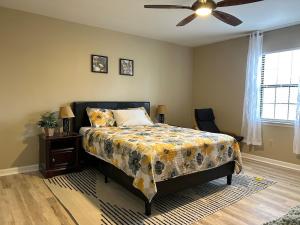 Katil atau katil-katil dalam bilik di Cozy 3-BR Home-Peaceful Vibes-Centrally Located