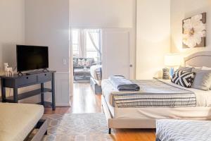 - un salon avec 2 lits et une télévision dans l'établissement Greely Gaslamp - Loft W Parking & 4 Beds #401, à San Diego 7 autres photos