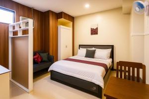 a bedroom with a bed and a table and a chair at Home Stay Hotel in Canelar