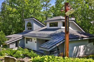 キリングトンにあるCedarwood Retreat - 3BR Vermont Condo with Spa, Pool, Fireplace & Private Saunaのギャラリーの写真