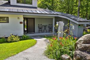 キリングトンにあるCedarwood Retreat - 3BR Vermont Condo with Spa, Pool, Fireplace & Private Saunaのギャラリーの写真