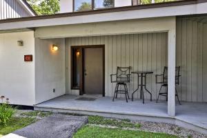 キリングトンにあるCedarwood Retreat - 3BR Vermont Condo with Spa, Pool, Fireplace & Private Saunaのギャラリーの写真