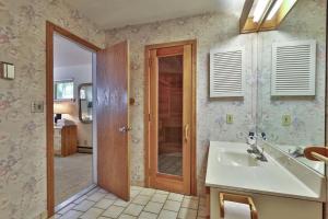 Φωτογραφία από το άλμπουμ του Cedarwood Retreat - 3BR Vermont Condo with Spa, Pool, Fireplace & Private Sauna σε Killington +34 φωτογραφίες