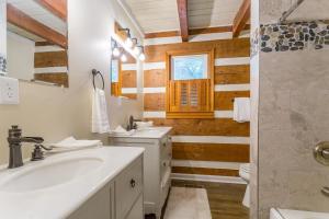 un bagno con un lavandino bianco e una doccia di Riverfront Log Cabin Hot Tub, Mtn Views & Hottub a Maurertown Altre 38 foto