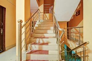 um conjunto de escadas em um prédio em Hotel O Golden Key em Nagpur