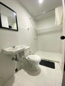 Ένα μπάνιο στο Apartamento Para 6 Pax En La Boquilla VIAMAR