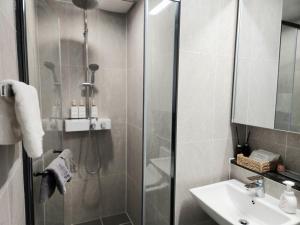 ein Badezimmer mit Dusche und Waschbecken in der Unterkunft Busan #Gwanganri #Full Ocean #Healing in Busan + 33 Fotos