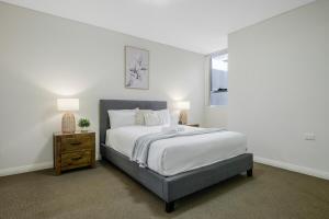 Postel nebo postele na pokoji v ubytování Canterbury 2BR APT near Train Station Woolworth