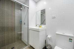 Koupelna v ubytování Canterbury 2BR APT near Train Station Woolworth + 13 fotografií