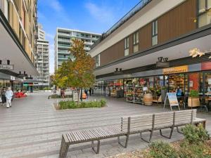 シドニーにあるTop Floor 2br Pool, Gym, Parking Airport, Cityのベンチが目の前にあるショッピングモール