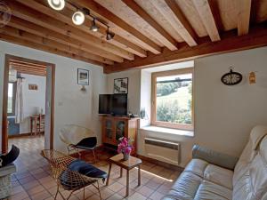 salon z kanapą i oknem w obiekcie Gîte chaleureux à Sauvain avec jardins, activités familiales et spa en option - FR-1-496-94 w mieście Sauvain