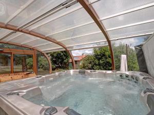 jacuzzi w domu w obiekcie Gîte chaleureux à Sauvain avec jardins, activités familiales et spa en option - FR-1-496-94 w mieście Sauvain