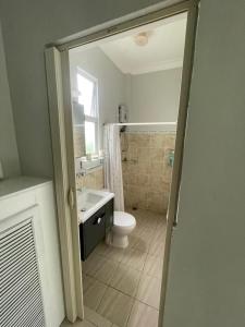 Ванная комната в Rafiki Homestay Hibiscus 2R1BR
