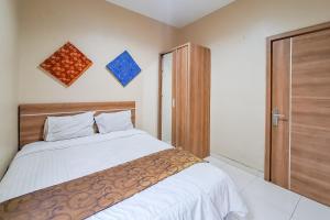 Postel nebo postele na pokoji v ubytování Cottage Griya Inkoppabri Mitra RedDoorz + 27 fotografií