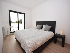 Un dormitorio blanco con una cama grande y una silla. en Holiday Home Nazaré Beach for Surfing, en Famalicão 32 fotos más