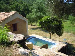 una piccola piscina accanto a una casa di Cottage in São Luís near Costa Vicentina a São Luis