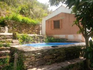 una casa con piscina accanto a un muro di pietra di Cottage in São Luís near Costa Vicentina a São Luis Altre 27 foto