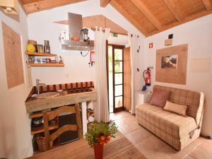 una cucina con un divano e un tavolo in una stanza di Cottage in São Luís near Costa Vicentina a São Luis