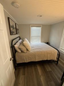 Un dormitorio con una cama con almohadas encima. en The Lighthouse - Perfect Location Near Beach, en Hampton