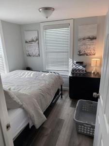 Un dormitorio con una cama y un escritorio y una ventana. en The Lighthouse - Perfect Location Near Beach, en Hampton