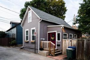 une petite maison grise avec une porte rouge dans l'établissement Historic Comfy German Village Haus Sleeps6petsok, à Columbus