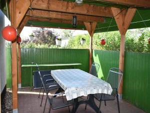 une table et des chaises assises sous un gazebo dans l'établissement Boiensdorf Beachside Bungalow, à Boiensdorf