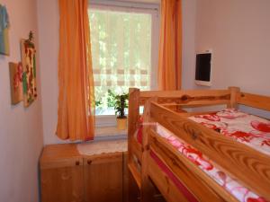 une chambre avec un lit en bois et une fenêtre dans l'établissement Boiensdorf Beachside Bungalow, à Boiensdorf