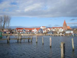 vue d'une ville avec un quai dans l'eau dans l'établissement Boiensdorf Beachside Bungalow, à Boiensdorf