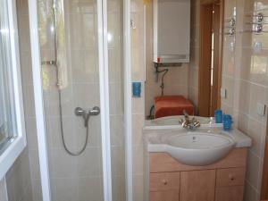 une petite salle de bain avec un lavabo et une douche dans l'établissement Boiensdorf Beachside Bungalow, à Boiensdorf 32 autres photos