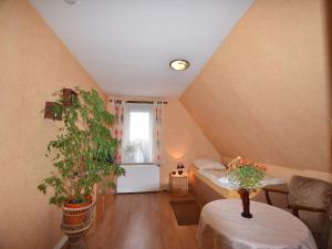 Zimmer im Dachgeschoss mit 2 Betten und einem Fenster in der Unterkunft Ferienzimmer in Kröpelin in Brusow